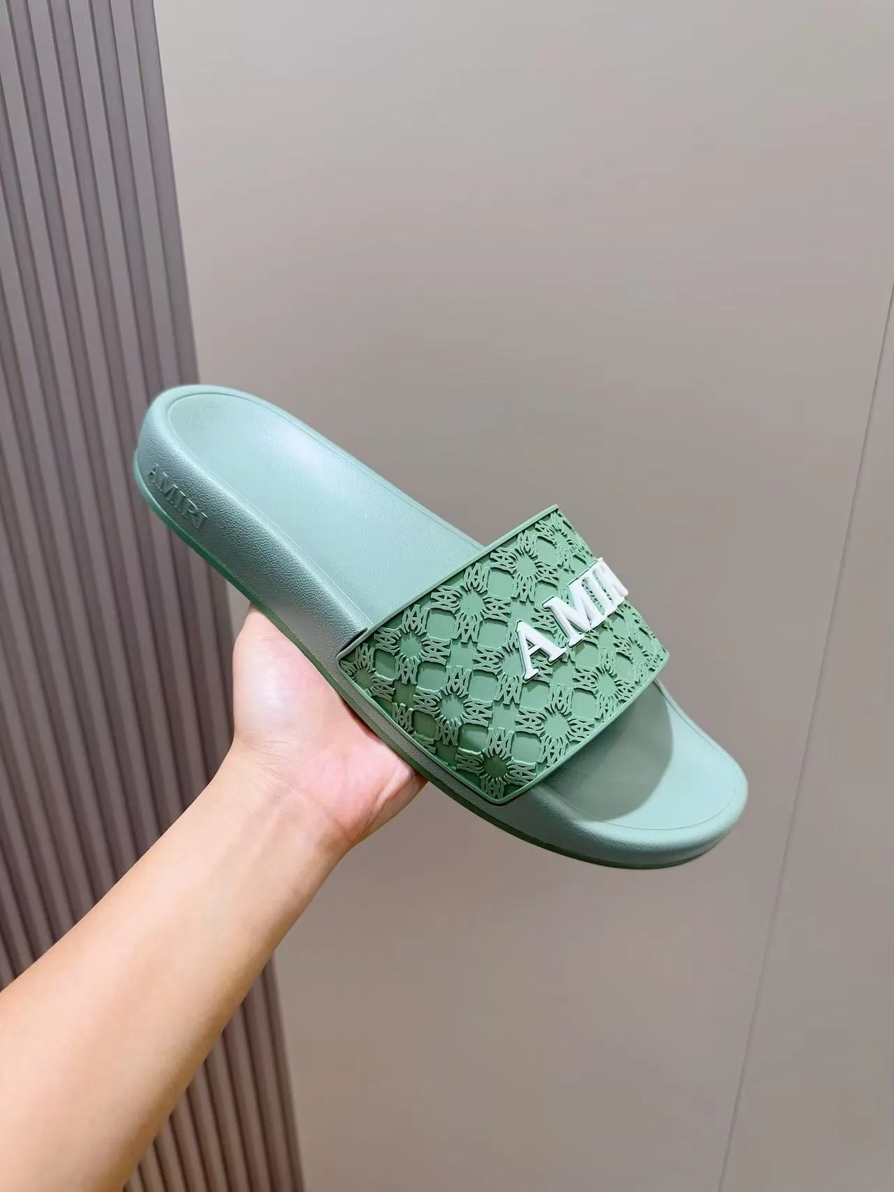 [AMIRI* Emil] P: 300💰 Size: 39-45 Official website new original 1:1 AMIRI* Emil classic men's slippers, high-end boutique, original material, TPU upper, foam bottom, fine workmanship, casual, loose and comfortable, a must-have in summer.